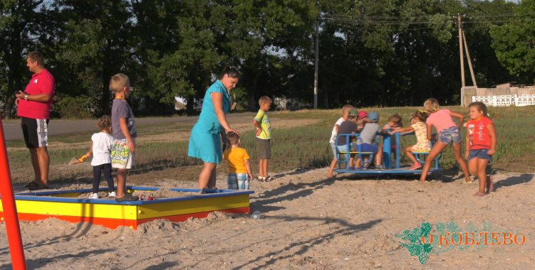 Общественники Коблевской ОТГ закончили установку детской площадки в селе Луговое (фото)