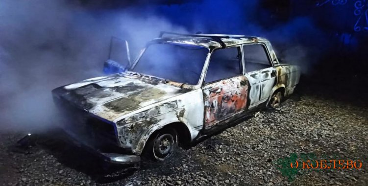 В Бессарабке возле жилого дома сгорел автомобиль