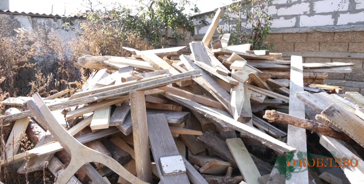 Депутат Коблевского сельсовета пополняет запасы дров жителей громады (фото)