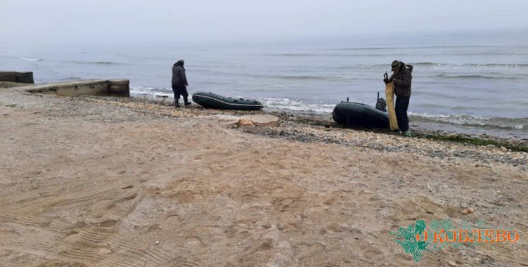 У села Рыбаковка на берегу Черного моря рыбаки заблудились в тумане — им на помощь пришли спасатели