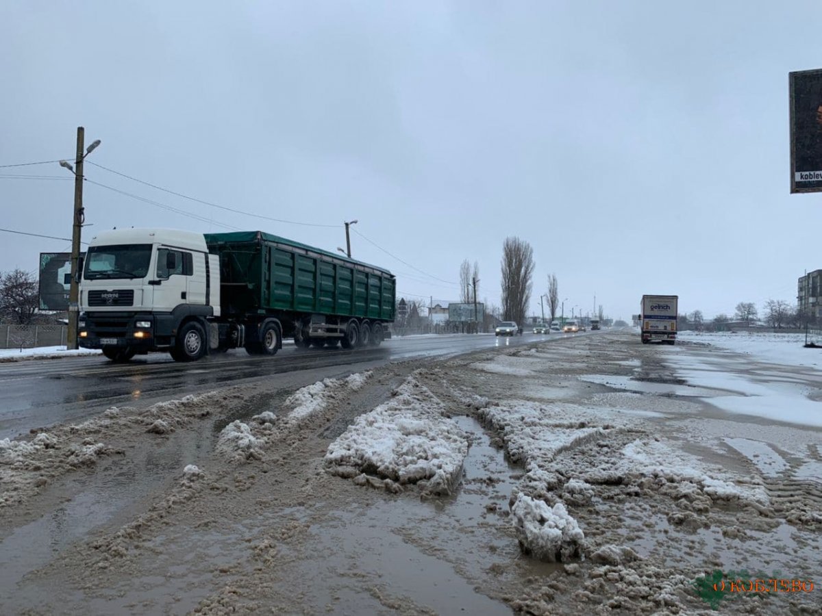 Какая ситуация на дорогах. Фура застряла. ДТП В Углегорске Сахалинской области. ДТП В Углегорске 14 января. ДТП В Краснокамском районе.