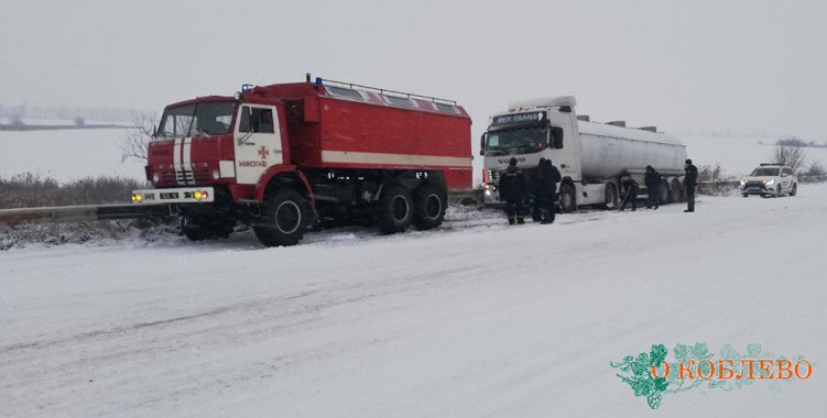 Вниманию водителей на трассе М-14: спасатели контролируют ситуацию с проездами на дорогах Николаевской области (фото)