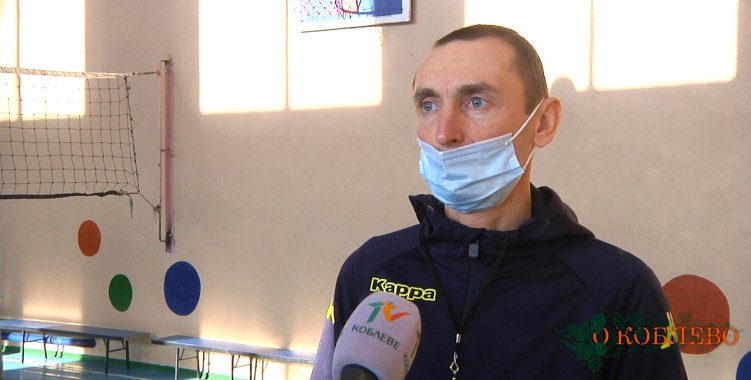 Василий Фуштор, руководитель кружка по волейболу.