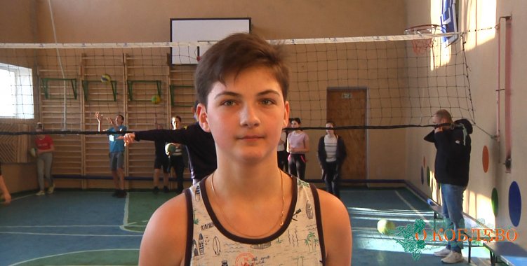 Иван, занимается в кружке по волейболу.