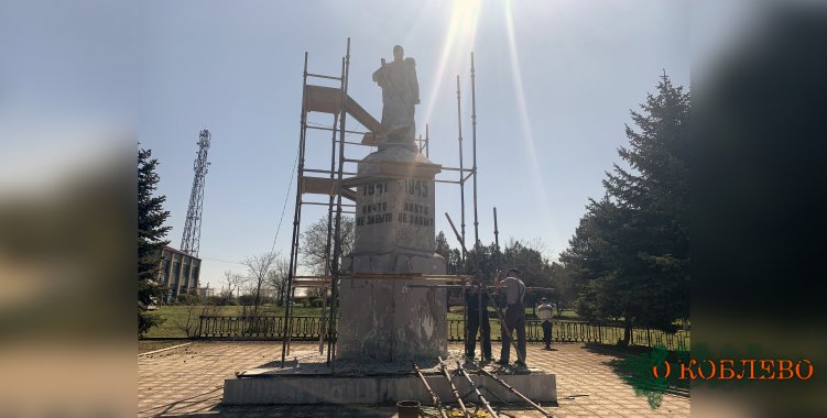 В селе Коблево реставрируют памятник погибшим во Второй мировой войне (фото)