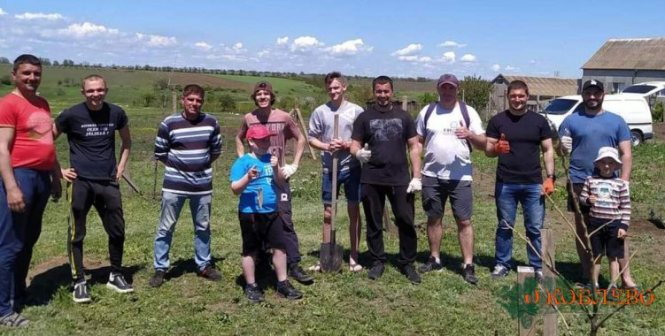 Жители Виноградного совместно с общественниками продолжают благоустраивать родное село (фото)