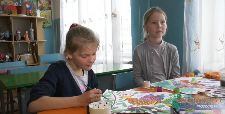 Яна Жевнерова (справа), воспитанница секции изобразительного искусства «Чарівний пензлик» (с. Рыбаковка).