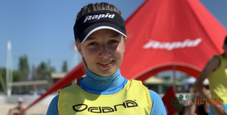 Анна, участница соревнований по сапсерфингу.