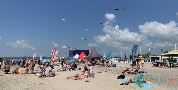 Небо над пляжем Коблево заполнили воздушные змеи (фото)
