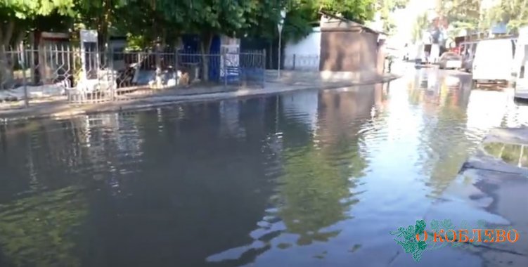Проспект Курортный в селе Коблево затопило — представители бизнеса усложняют процесс откачки воды