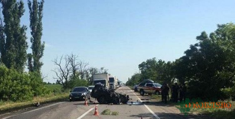На трассе М-14 произошло смертельное ДТП с участием трех легковушек (фото)