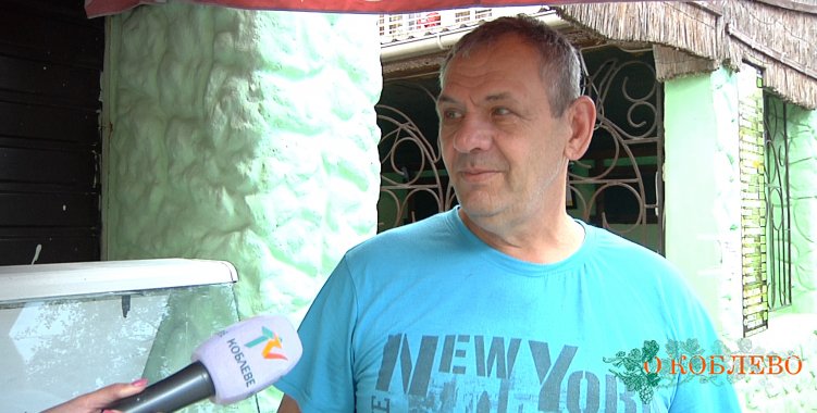 Александр, прохожий.