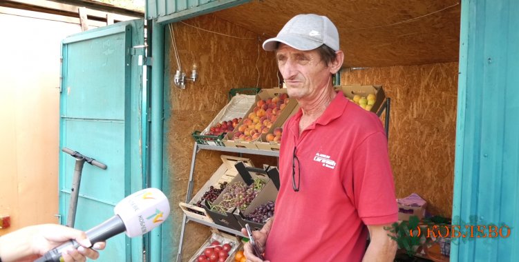 Анатолий, продавец.