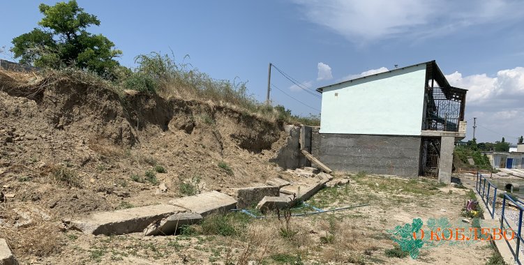 Обрушившаяся стена в Рыбаковке до сих пор не убрана (фото)
