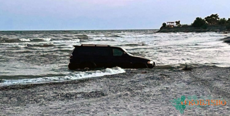 На пляже в Луговом частично утонул автомобиль