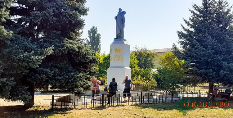 В Коблево коммунальщики привели в порядок территорию мемориала неизвестному солдату (фото)
