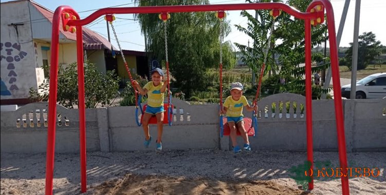 На детской площадке в Рыбаковке установили новые качели и карусель (фото)