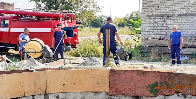 Коблевские спасатели проводят ремонт пожарного резервуара для воды (фото)