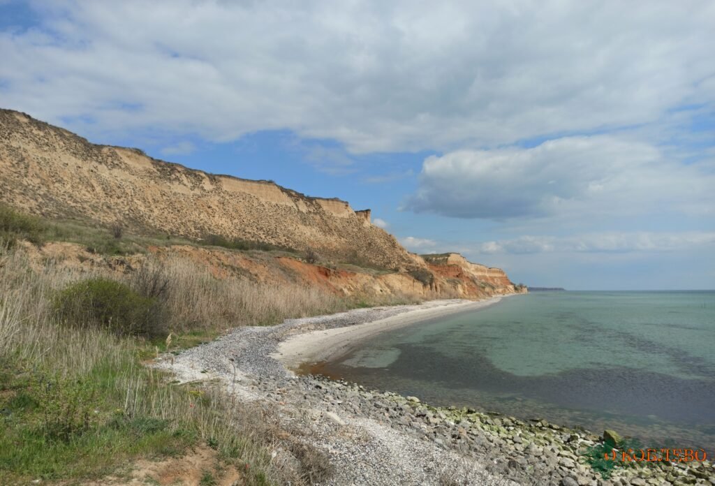 Село Морское Николаевская область. Село Морское Коблево. Крым пляж с холмом. Село Морское Одесса.