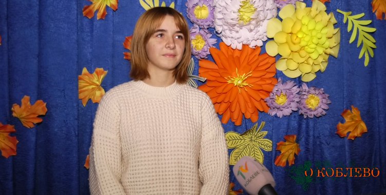 Карина Коломийчук, участница группы «Тріо сміливих дівчат».