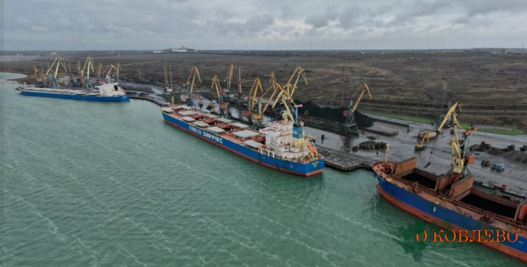 В порту Пивденный на причалах ТИС и «МТП «Южный» осуществляется выгрузка трех судов с 215 тыс. тонн угля (фото)