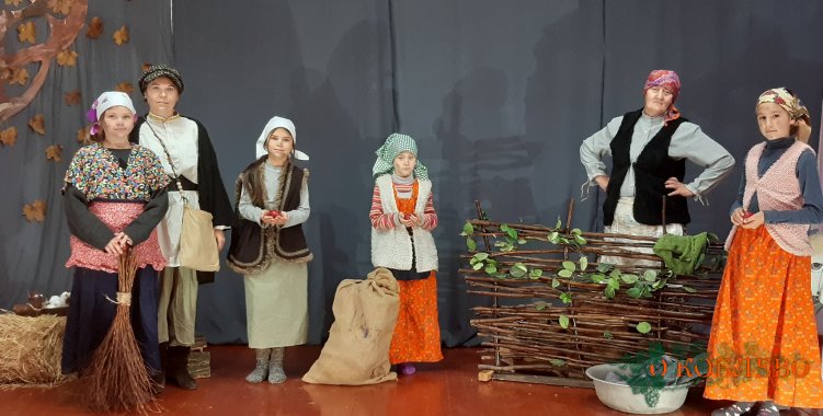 Участники Коблевского аматорского театра «Чайка» представили новогодний спектакль «История святого Николая» (фото, видео)