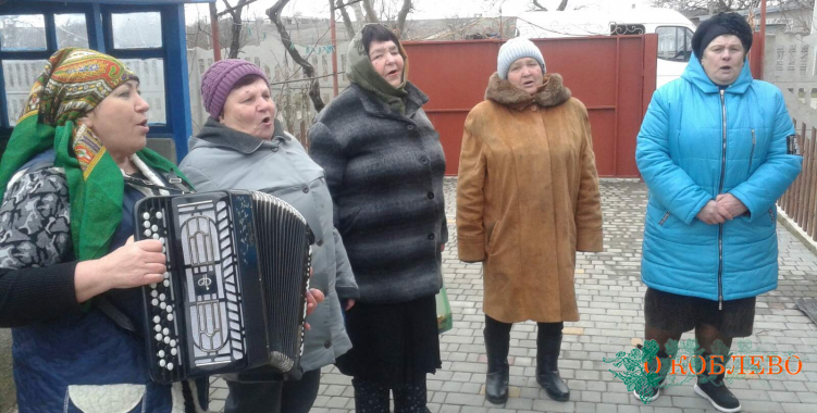 Члены клуба «Надвечір’я» колядовали у жителей Новофедоровки (фото)