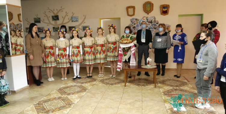 Веселыми колядками учащиеся Новофедоровского УОСО встречали гостей школы (фото)