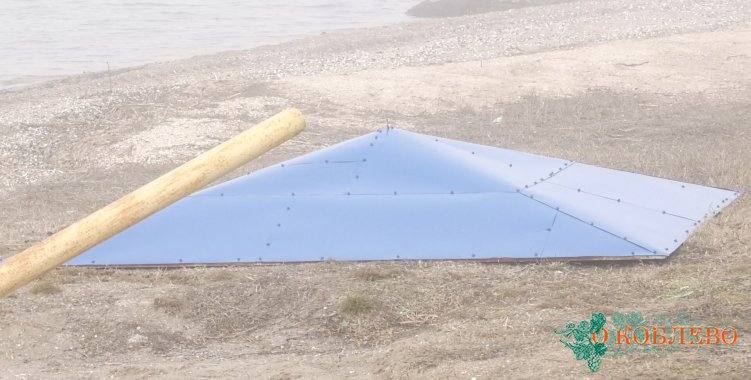 На побережье Тилигульского лимана у Коблево общественники демонтировали пришедшие в негодность зонтики (фото)
